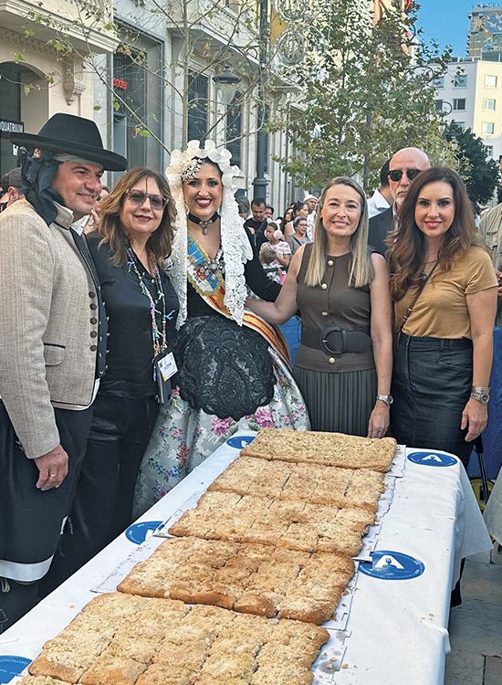 Ana Poquet y la coca de mollitas más grande del mundo