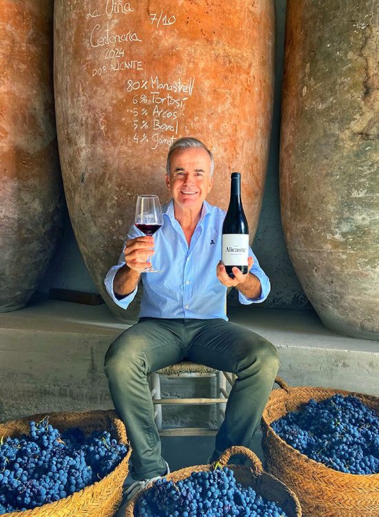 CARLOS CORREDOR Director de la Guía Gastronómica en una bodega alicantina