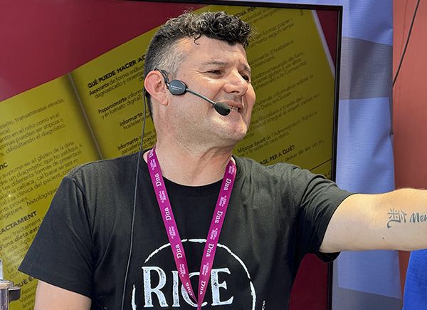 DAVID ARIZA en DNA impartiendo clase de innovación