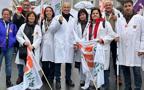 Médicos y profesores paran Alicante, malestar en los servicios públicos