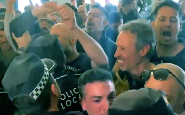 Decenas de bomberos irrumpieron en el Ayuntamiento