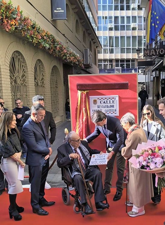 Vicente Castelló, fundador de Nou Manolín y Piripi en el nombramiento de su calle